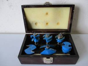 lot 17 image: Cummins Woodworking Router, 6 piece Shaping Bits in Wood Case.