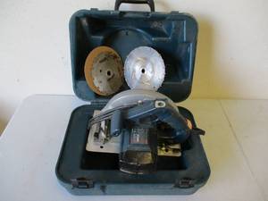 lot 32 image: Bosch 4 14 Circular Saw in Case with blades.