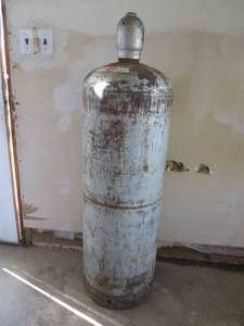 lot 54 image: 100 pound LPG Gas Tank