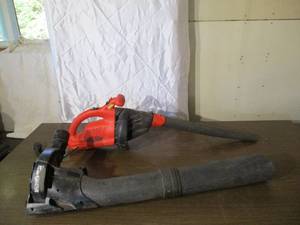 lot 60 image: Black & Decker Electric Leaf Blower and vacuum. Leaf Hog BV2500 Type 5