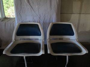 lot 63 image: Lot of 2 Boat Seats. White and Blue.