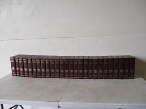 lot 139 image: Lot of National Geographic Magazine Collection. 1988-2000 and maps.