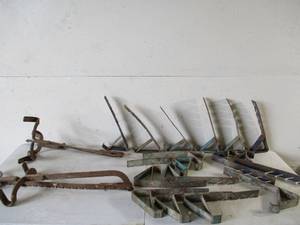 lot 153 image: Lot of various Roof & Ladder Jacks