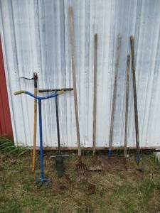 lot 226 image: Lots of Cultivating Gardening & Weeding Tools