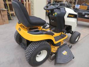 2011 CUB CADET RIDING LAWNMOWER
