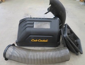 CUB CADET BAGGER ATTACHMENT LIKE NEW CONDITION