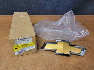 lot 289 image: NEW Genuine GM Chevrolet Bowtie Emblem Part No. 23302976 - Fits 2013-2017 Traverse
