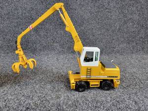 lot 65 image: CONRAD LIEBHERR 932 Hydraulic Material Handler w Grapple - 150 Scale Diecast Crane - Model 2832