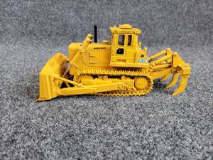 lot 90 image: Classic Construction Models Dresser TD-40B Bulldozer 148 Scale Diecast Model - #601 of 5000