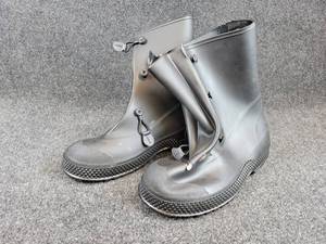 NEW Pair of SERVUS Rubber Boots - Size M (9 to 10)