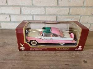 1955 Ford Fairlane Crown Victoria Diecast Model - 118 Scale - New in Box
