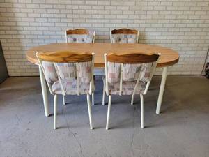 Dining Room Table w 4 Chairs and Leaf
