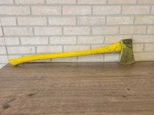 4 LB Axe w Wood Handle