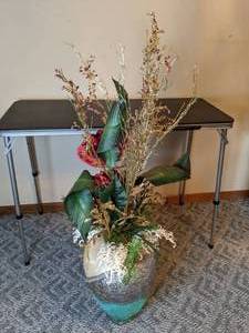 lot 286 image: Artificial Flower Centerpiece Arrangement in Decorative Vase