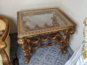 lot 29 image: Beautiful Gold End Table w Wine Rack