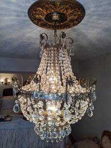 lot 35 image: Beautiful Large Chandelier