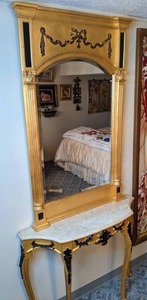 lot 12 image: Beautiful Ornate Vintage Entry Table w Mirror