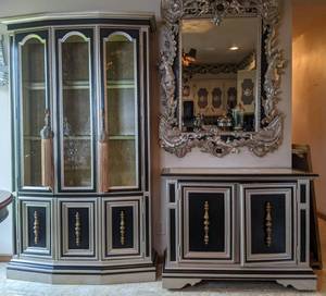 lot 7 image: Beautiful China Cabinet & Buffet Table Set