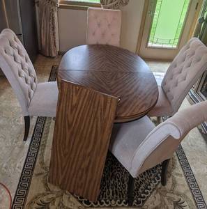 lot 8 image: Beautiful Dining Room Set Oval Table w Leaf and (4) Chairs