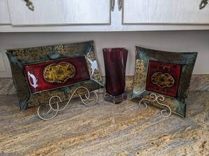 lot 269 image: Collection of (2) SquareRectangle Decorative Plates and a Red Centerpiece Vase