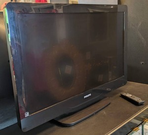 lot 89 image: Philips 32 LCD TV with Remote
