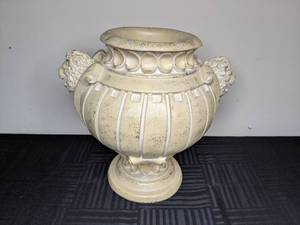lot 255 image: Double Lion Head Handle VaseJar