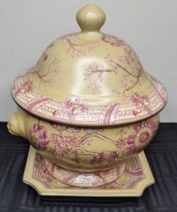 lot 59 image: 3 Piece Set Chinese Porcelain Lidded Dish with Square Charger
