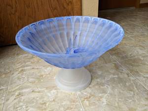 lot 217 image: Large Round Decorative Fruit Bowl, Blue