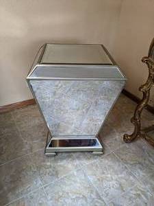 lot 219 image: Vintage Mirrored Pedestal