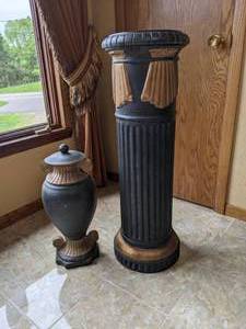 lot 209 image: Gorgeous 2-Piece Vase Display, Black and Gold