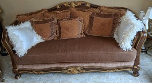 lot 3 image: Beautiful Vintage Couch & Loveseat