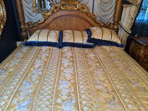 lot 134 image: Sumptuous Satin King Size Bedding Comforter and 3 Pillows