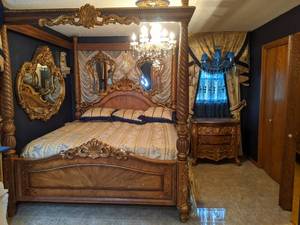 lot 4 image: Exquisite Bedroom Set
