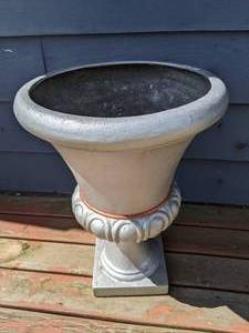 lot 168 image: Beautiful Large Silver Planter