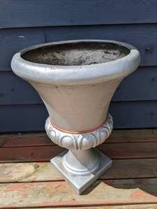 lot 169 image: Beautiful Large Silver Planter