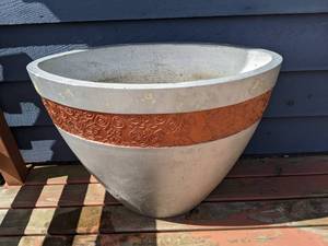 lot 166 image: Beautiful Large Planter