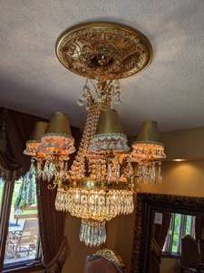 lot 43 image: Beautiful Large Chandelier