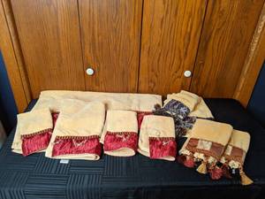 lot 192 image: Assortment of Decorative Hand Towels with Tassels