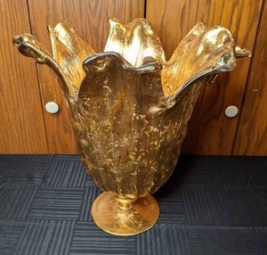 lot 163 image: Beautiful Gold Planter