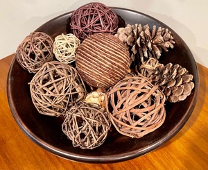 lot 61 image: Beautiful Basket and Bowl with Decor