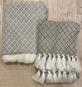 lot 60 image: 4 Accent Pillows and 2 Throws