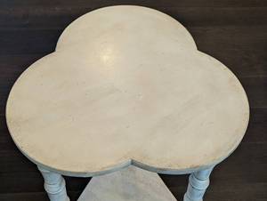 lot 4 image: Antique White Accent Table