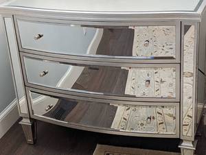 lot 16 image: Bowfront Mirrored DresserNightstand by Basset