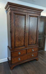 lot 14 image: Beautiful Ethan Allen Armoire