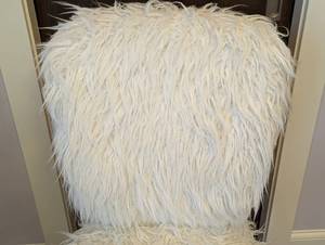 lot 20 image: Fuzzy Rolling Office Chair
