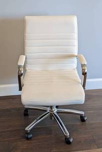 lot 31 image: Real Space Modern Comfort Bonded Leather Office Chair