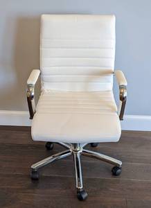 lot 32 image: Real Space Modern Comfort Bonded Leather Office Chair