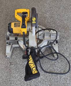 lot 110 image: DeWalt 10 Compound Miter Saw