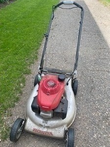 lot 145 image: Honda Lawn Mower