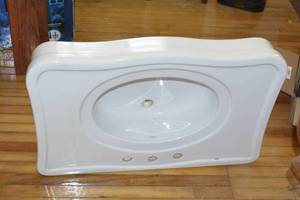 Ferrum Porcelain Console Sink